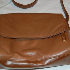 Diamicci Vintage Tan Leather Cross Body Purse W/Magnet /Flap Closure & Key Chain